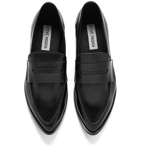 pointed loafers black